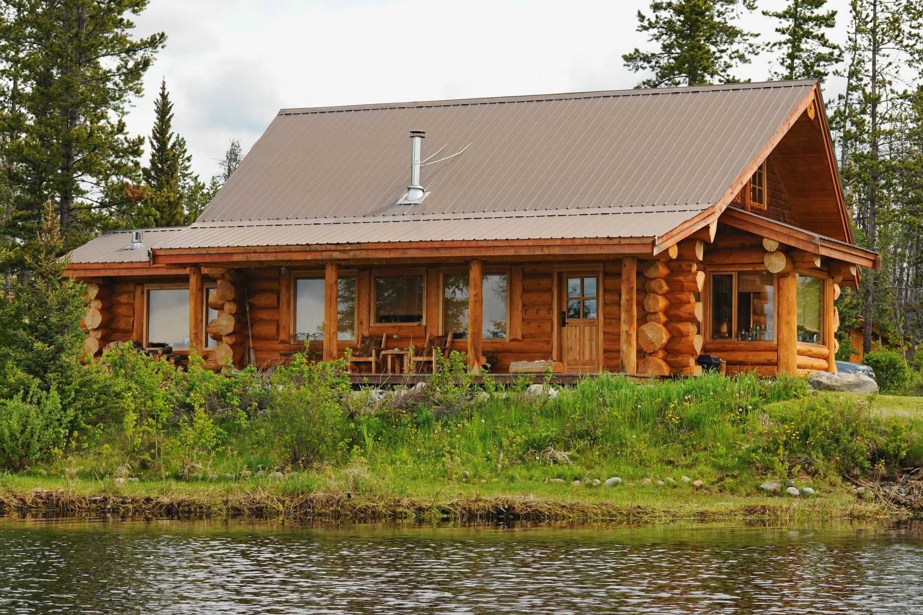 Деревянный дом на реке. Деревянный дом. Деревянный домик у озера. Бревенчатый дом у озера. Дом у речки.